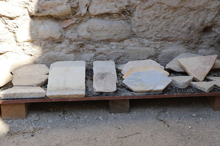 Bu yıl devam eden kazı çalışmalarında ise 1500 yıllık olduğu tahmin edilen taş kesme atölyesine ulaşıldı.