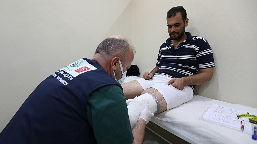 İdlib'de açılan merkezde, uzuv kaybı yaşayan savaş mağdurları için özel protezler üretiliyor
