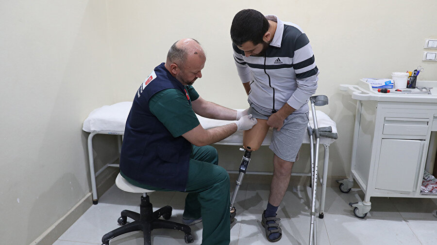 İdlib'de açılan merkezde, uzuv kaybı yaşayan savaş mağdurları için özel protezler üretiliyor