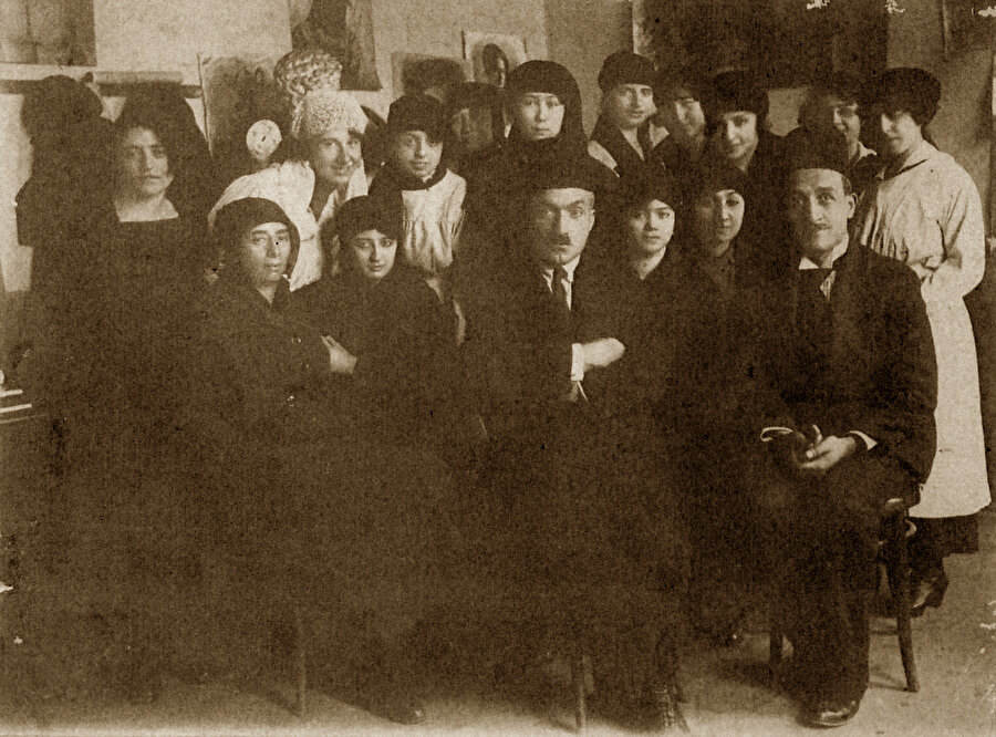 Ahmet Hâşim’in Sanayi-i Nefise’de okulun kadınlar kısmında bulunan öğrencilerle çekilmiş bir fotoğrafı.