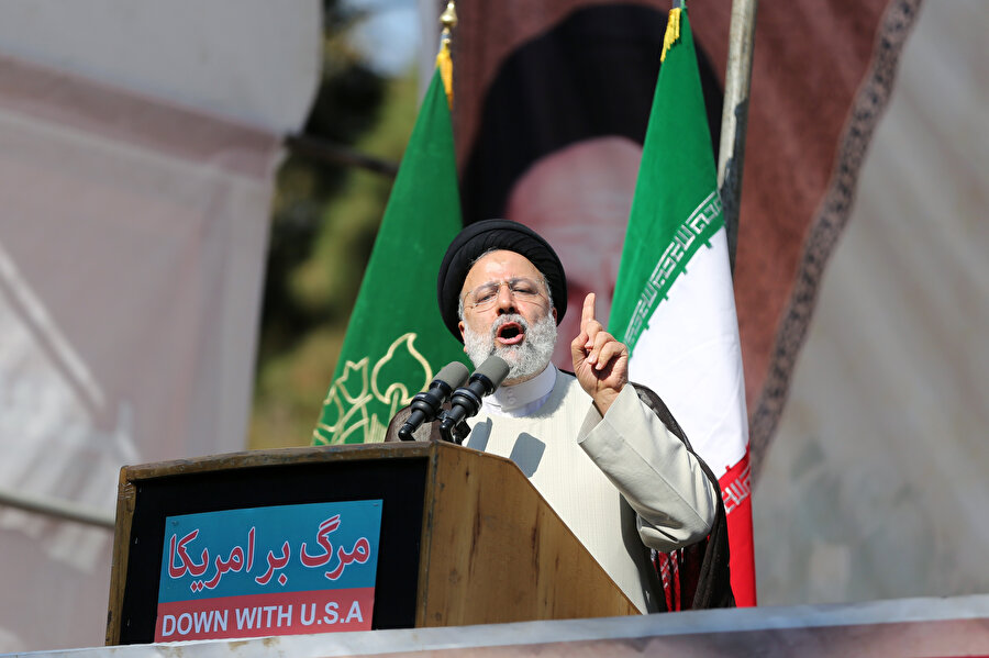 Cumhurbaşkanı Reisi, 1979'da ABD'nin Tahran Büyükelçiliğinin işgal edilmesinin 43'üncü yıl dönümü nedeniyle Tahran'da düzenlenen etkinlikte konuştu.