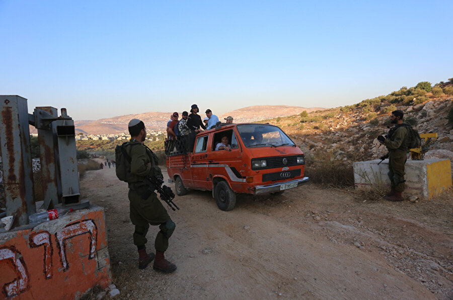 İsrail ordusu, Nablus kentinin girişlerini topraktan oluşturduğu bariyerlerle kapatarak araçların girişlerini engelledi. Kente girmek isteyen Filistinliler, 21 günlük abluka boyunca kontrol noktalarında saatlerce bekletilip üst aramalarına maruz kaldı.