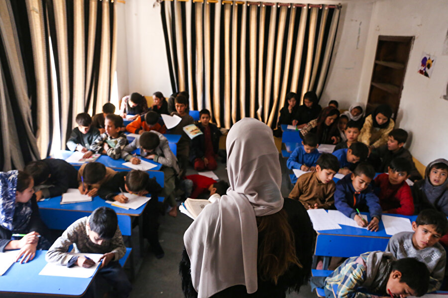Belirsizliğin sürdüğü ortamda Afganistan'ın birçok vilayetinde bazı gönüllü eğitim destekçileri, kendi imkanlarıyla kurdukları gayriresmi okullarda çevrelerindeki eğitimden mahrum çocukların derslerden geri kalmamasını sağlıyor.