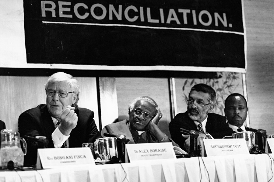 11 Kasım 1997: Soldan, Hakikat ve Uzlaşma Komisyonu (TRC) Başkan Yardımcısı Alec Boraine ve Başkan Başpiskopos Desmond Tutu.