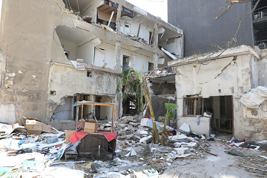Evlerin çoğunun camı ve çerçevesi komple dağılmış, bazılarının duvarları yıkılmıştı.