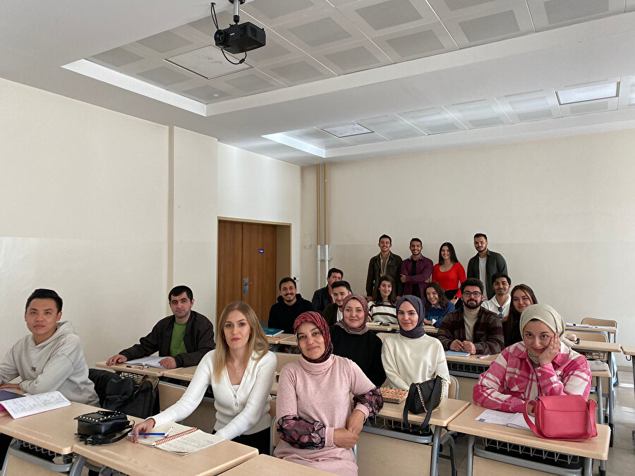 Dede Korkut Hikâyeleri ile başlayan sözlü edebiyat örnekleri arasında gençlere hitap edenler olmasına karşılık 19. yüzyılın sonuna kadar edebiyatımızda çocuk ve genç ayrımına gidilmez.