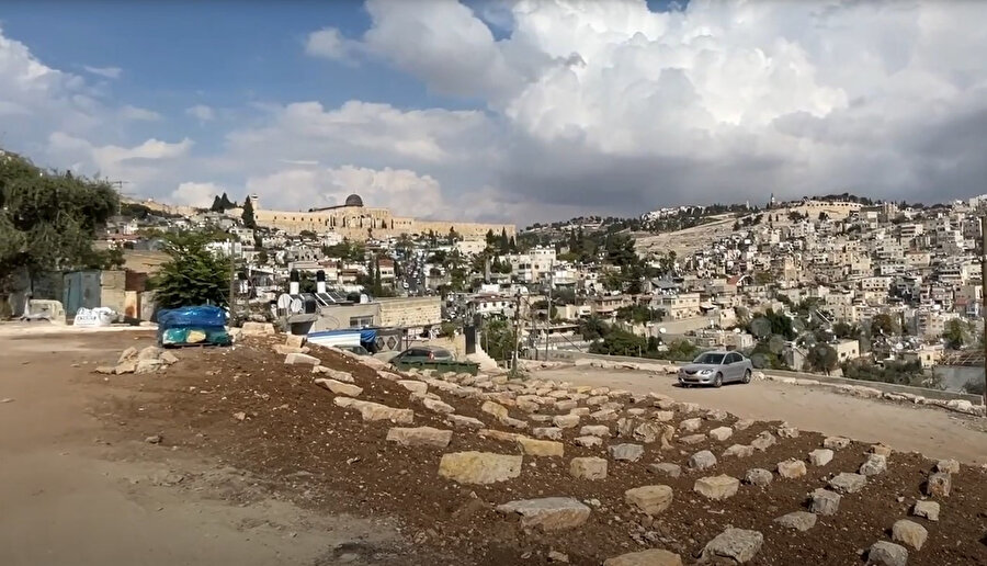 İddialara göre İsrail, toprakları kontrol etmek ve Filistin'deki tarihî Yahudi varlığını desteklemek için Doğu Kudüs'e 'sahte mezarlar' yerleştirdi.