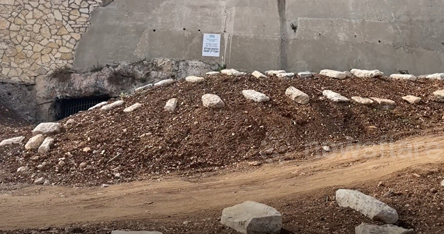 Bu mezarların son iki yılda inşa edildiğine dikkat çeken milletvekili, bir bölgeye "Yahudi Mezarlığı" dahi denildiğini belirtti. (Fotoğraf: Newsflare)