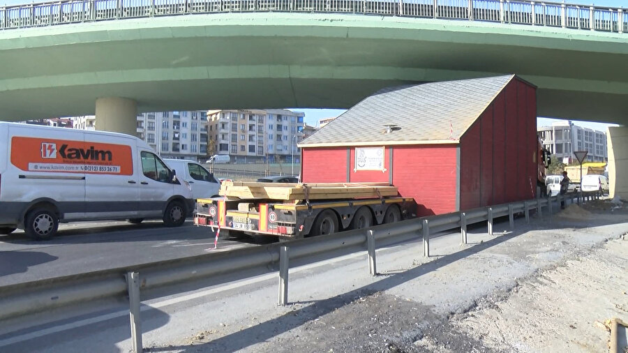 Beylikdüzü'nde prefabrik ev köprüye sıkıştı