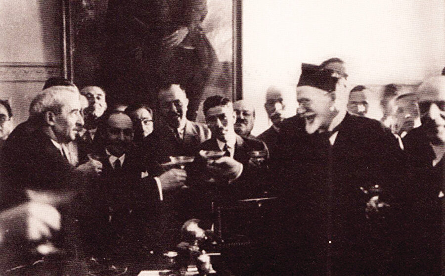 İsmet İnönü, Venizelos ile kadeh tokuşturuyor.