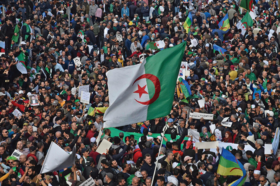 İplerin kopuşu 2021’in Ekim ayına uzanıyor. Macron, Le Monde gazetesine ne demişti? “Fransız sömürgesinden önce Cezayir ulusu var mıydı? Soru bu. Daha önce de burada sömürgeciler vardı. Türkiye’nin Cezayir’de oynadığı rolü ve kurduğu hâkimiyeti tamamen unutturabilmesi beni büyüledi. Tek sömürgecinin biz olduğumuzu açıklamak, bu harika. Cezayirliler buna inanıyor.”