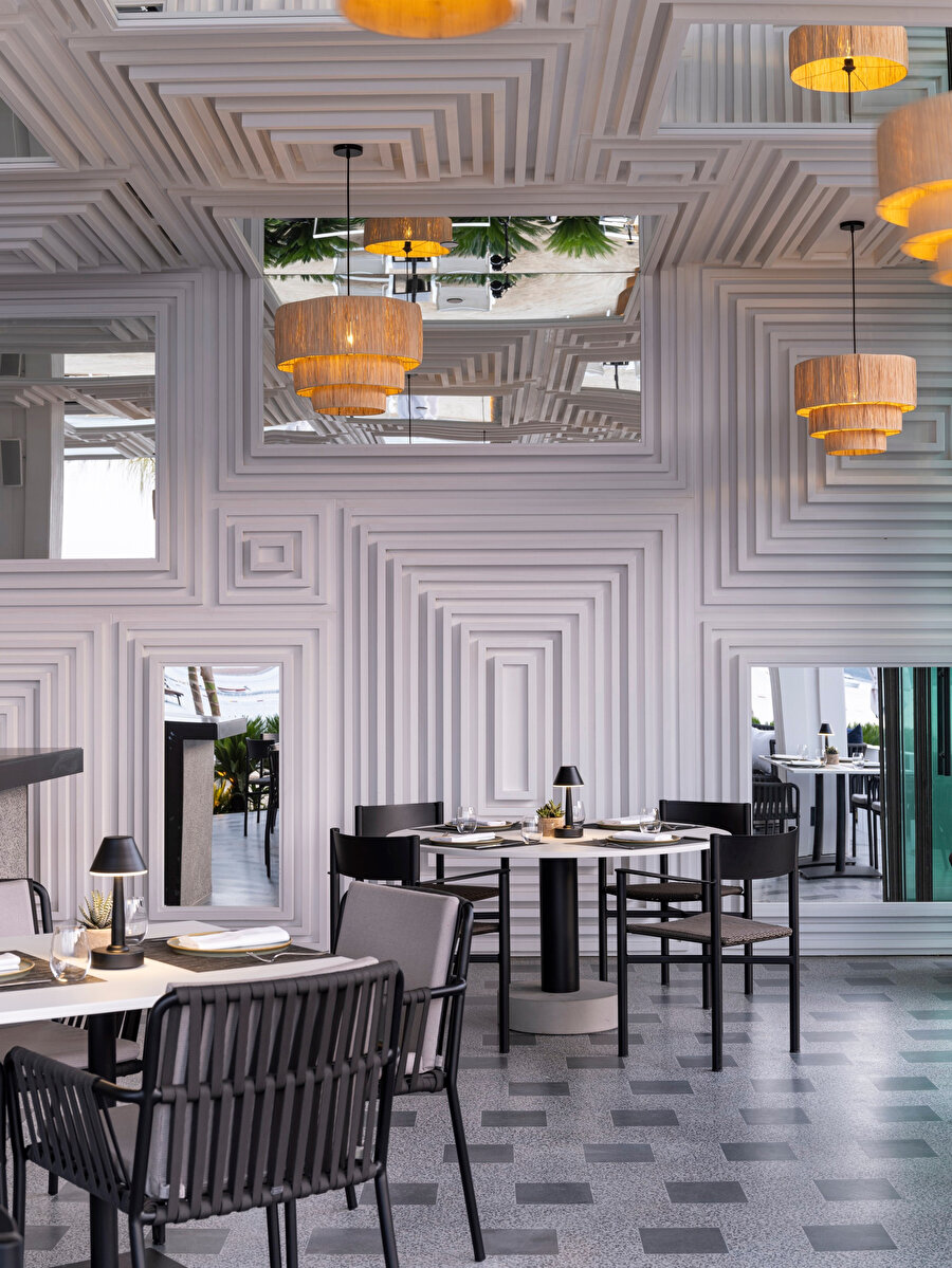 Ege bölgesinin açık hava yaşam şeklinden ilhamla tasarlanan restoran bölümünde iç-dış mekan arası duvarlar ortadan kaldırılıyor.