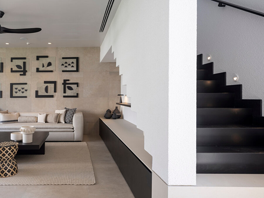 Zeminlerde kullanılan bej renk, merdiven basamaklarında siyah renge dönüştürülüyor.