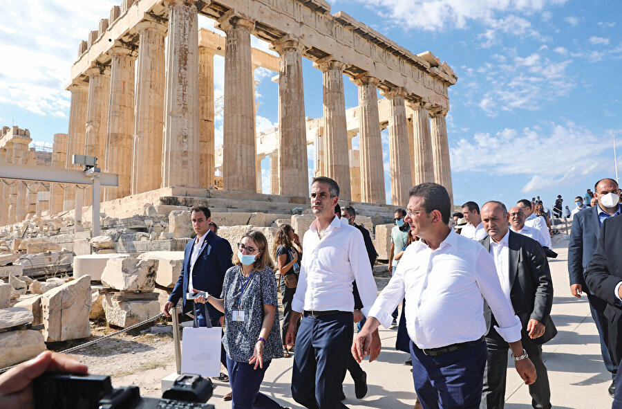 Fakat ‘ellerini bir tarafında bağlayarak’ yürümenin İmamoğlu’nun doğal yürüyüşü olmadığı birkaç ay sonra ortaya çıktı. İmamoğlu 2021 yılının Eylül ayında, Atina Belediye Başkanının davetlisi olarak Yunanistan’a gitti.