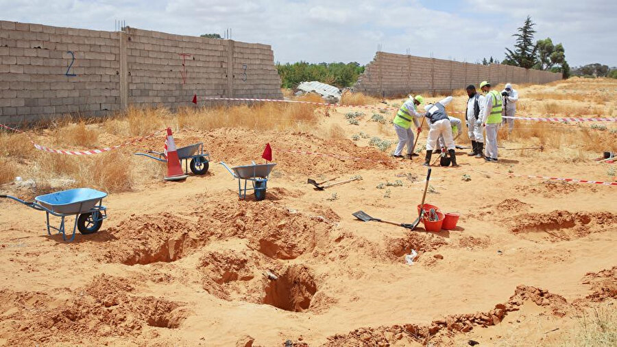 Terhune kentinde, ülkenin doğusundaki silahlı güçlerin lideri Halife Hafter'e bağlı milislerden 5 Haziran 2020'de kurtarıldığı tarihten bu yana tespit edilen toplu mezarlardan hemen her gün cesetler çıkarılıyor.