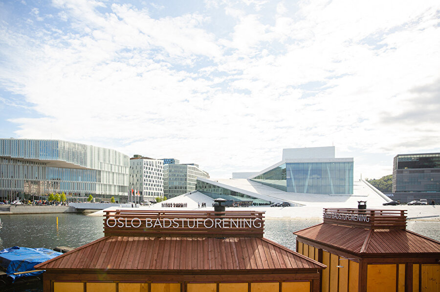 Sauna, Oslo Opera Binası’nın karşı kıyısında konumlanıyor.