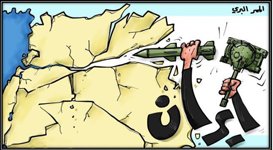 İmâd Haccâc tarafından çizilen bu karikatürde İran’dan uzanan; bir elinde çekiç olarak kullanılan tank, diğer elinde çivi olarak kullanılan roketin yer aldığı eller Suriye topraklarını parçalıyor. İran’ın İsrail’le mücadelede sığındığı bir bahane olarak Suriye’den geçmek zorunda olduğu ise hemen sağ üstte iki kelimeyle şöyle ifade ediliyor: el-memerru’l-berrî (kara geçişi).