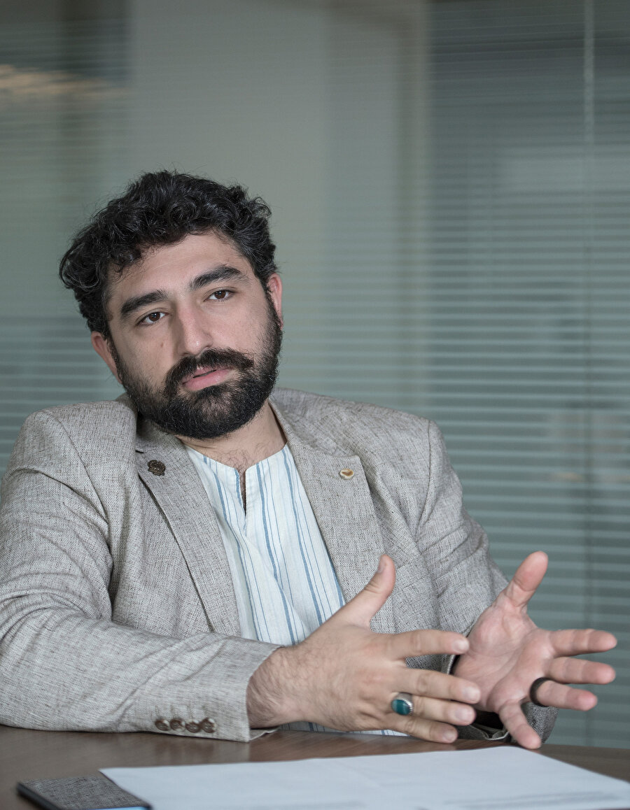 Çocuk ve gençlik edebiyatı üzerine çalışan, düşünen, bu alanda yayınlar yapan yazar Melih Tuğtağ ile gençlik edebiyatının gerçekte olup olmadığını, bu türde yapılan üretimlerin edebiyat içinde kapladığı yeri konuştuk.