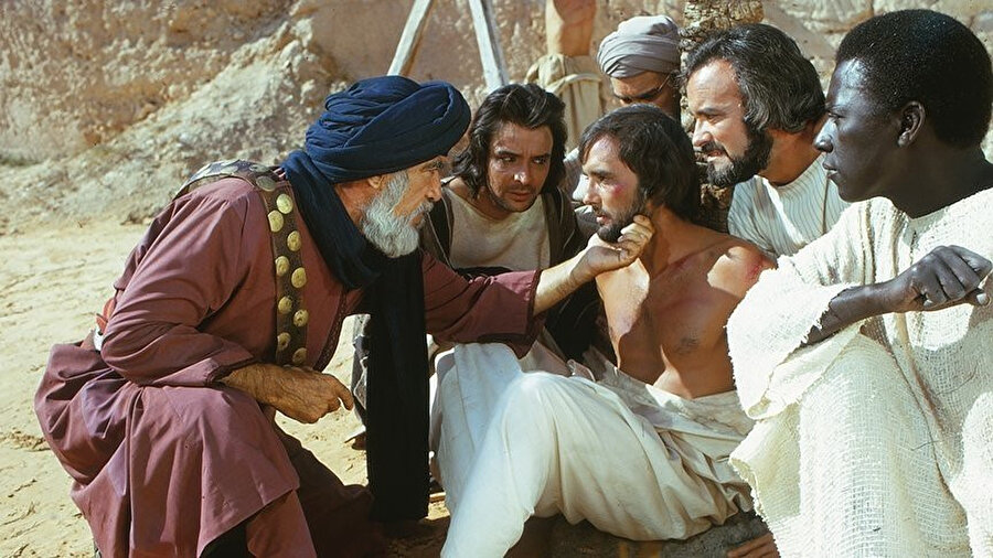 Çağrı filminde Hz. Hamza (Antony Quinn) ile Ammar bin Yasir (Garrick Hagon) karşı karşıya.