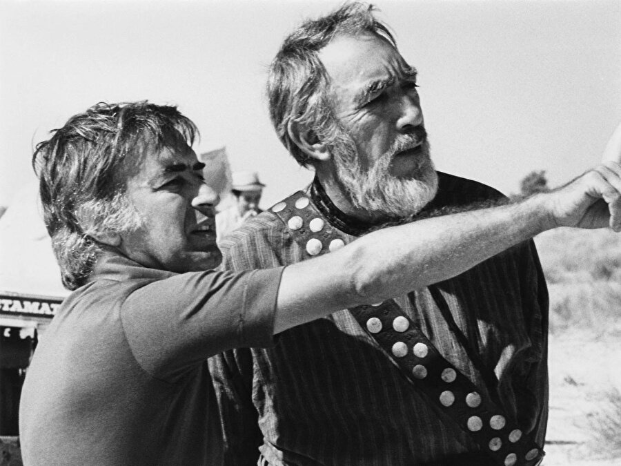 Anthony Quinn ile Mustafa Akkad, Çöl Aslanı filminin çekimlerinde, 1981.