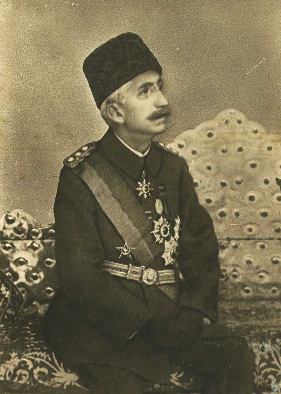 Ağabeyi Sultan Abdülhamid’in tahttan indirildikten sonra bir gün “Vahideddin Efendi devleti iyi idare eder. Yaparsa o yapar. Şayet ona da mâni olurlarsa, bizim hâne dağılır, yok olur!” dediği rivayet olunur.