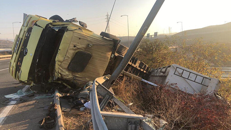 Bursa'da TIR devrildi: 2 ölü