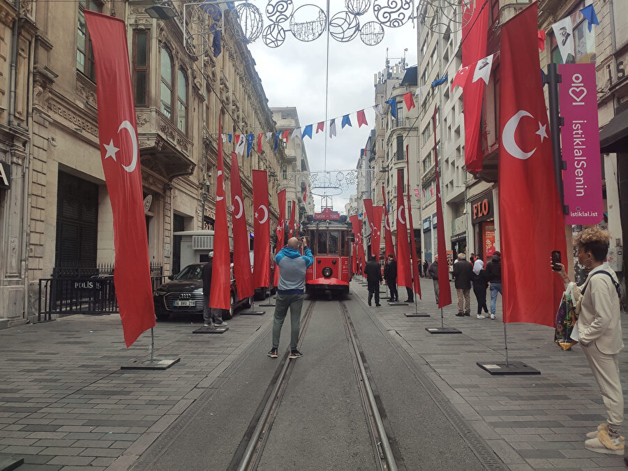 İstiklal Caddesi Türk bayraklarıyla donatıldı