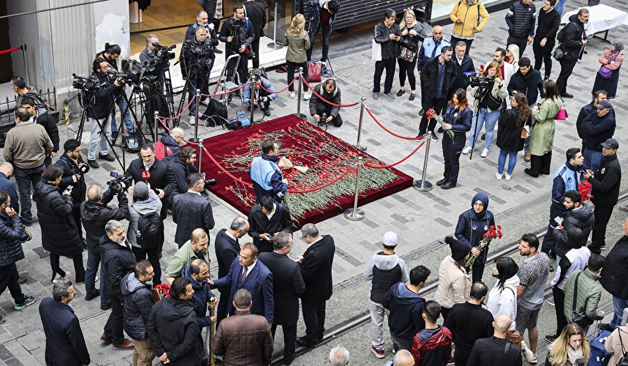İstiklal Caddesi'nde patlamada ölenlerin anısına karanfil bırakıldı