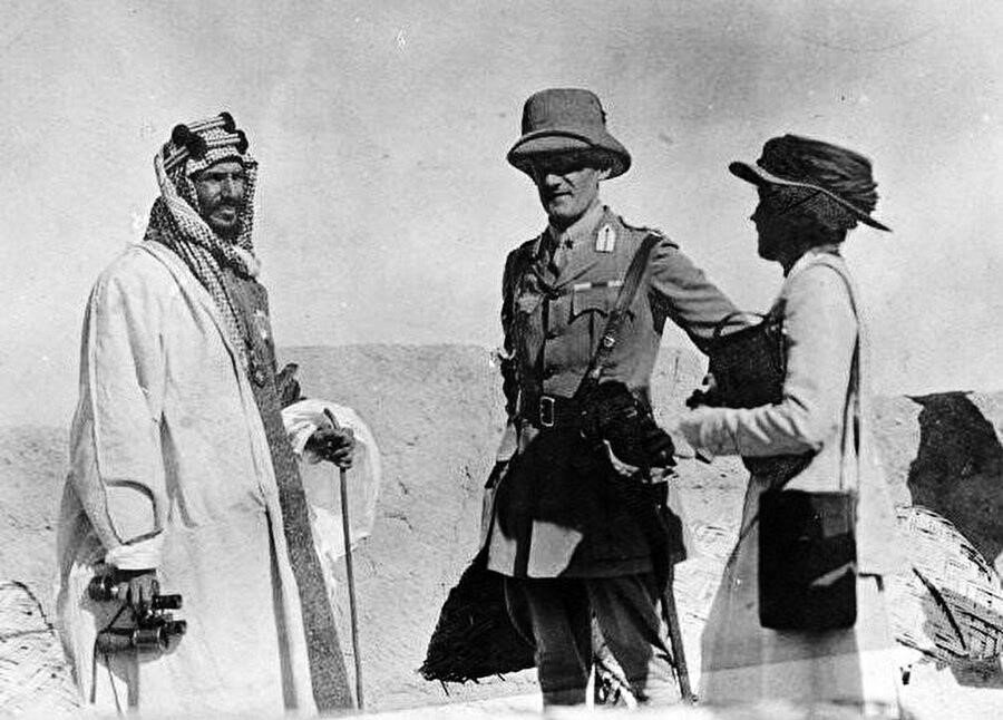 Geleceğin Suudi Arabistan Kralı Abdulaziz, İngilizlerin Irak Yüksek Komiseri Sir Percy Cox ve ünlü İngiliz ajan Gertrude Bell, Basra’da, Nisan 1916.