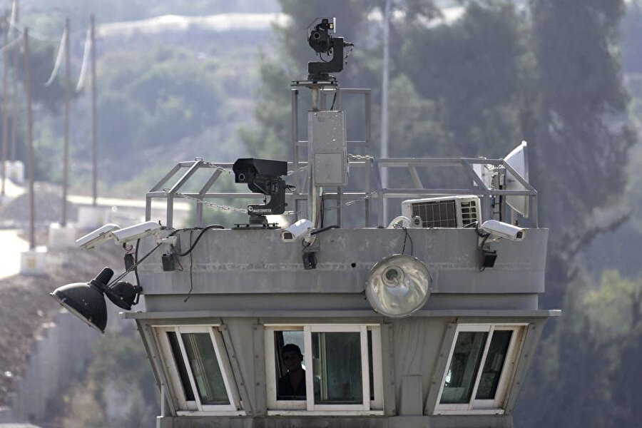 İsrail, Batı Şeria'ya Filistinli protestoculara göz yaşartıcı gaz, ses bombaları ve sünger uçlu mermiler atabilen robotik silahlar yerleştirdi.