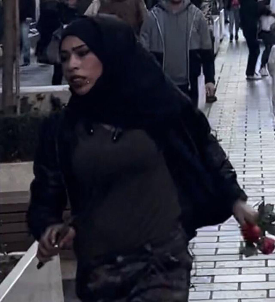 Terörist kaçarken elinde gül olduğu görülüyor