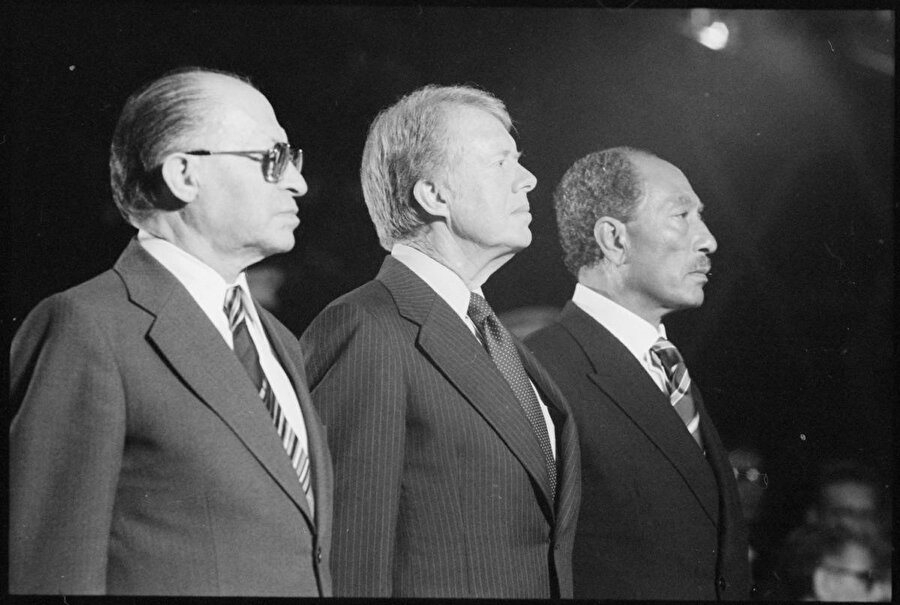 ABD’nin Başkanı Jimmy Carter’ın himayesinde müzakere edilen Camp David Anlaşması’nın imza töreni, 17 Eylül 1978’de Beyaz Saray’da gerçekleştirildi. Anlaşmaya Mısır adına Sedat, İsrail adına da Başbakan Menachem Begin imza attı.