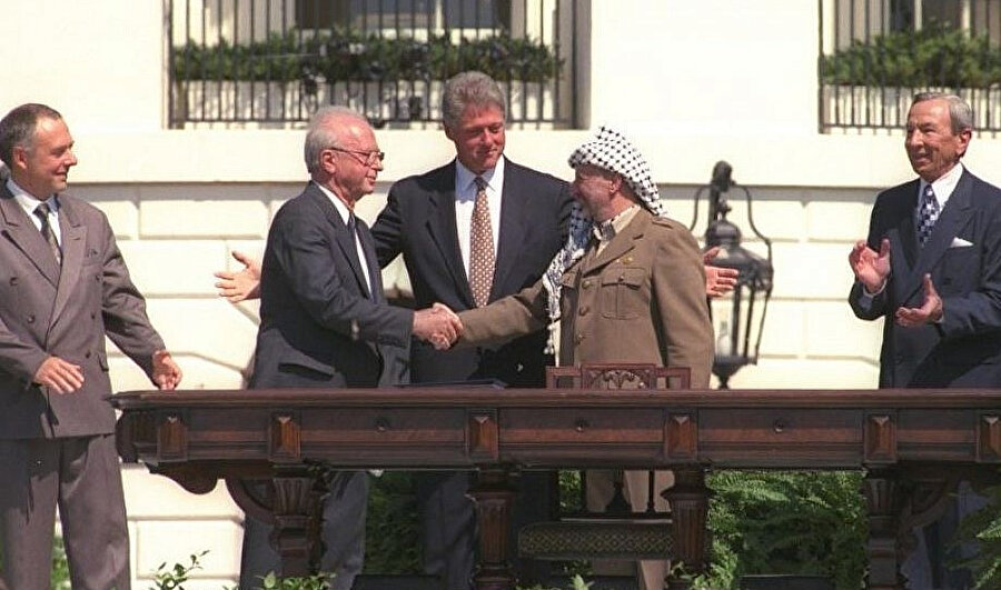 ABD Başkanı Bill Clinton liderliğinde İsrail Başbakanı Yitzhak Rabin ve Filistin Kurtuluş Örgütü lideri Yaser Arafat, 13 Eylül 1993’te Beyaz Saray'ın bahçesinde tarihî Oslo Anlaşmalarına imza atmıştı.