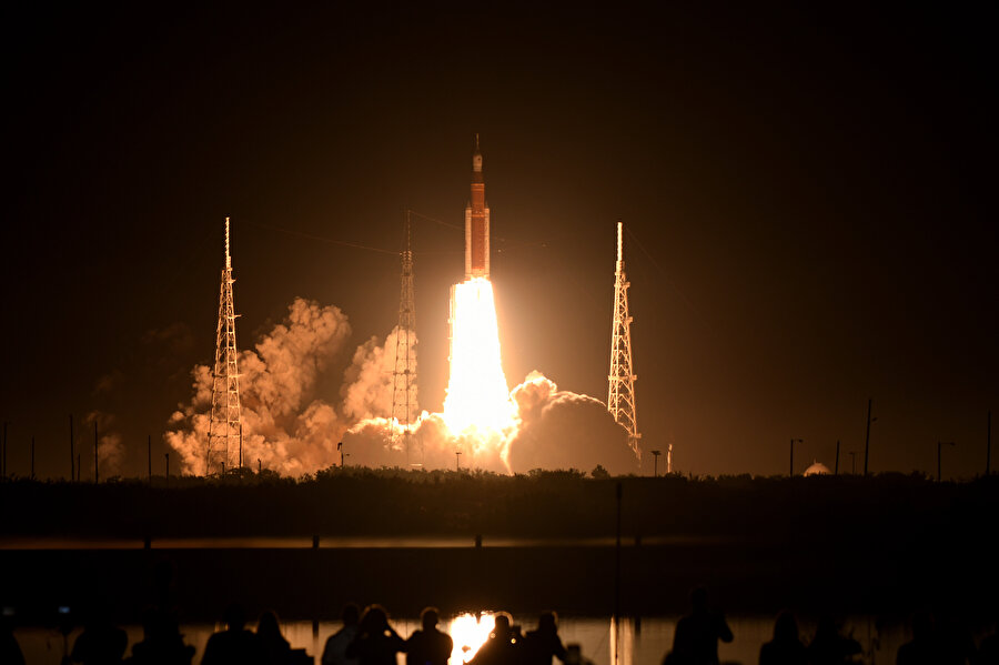 NASA'nın en güçlü roketi Artemis-1 fırlatıldı