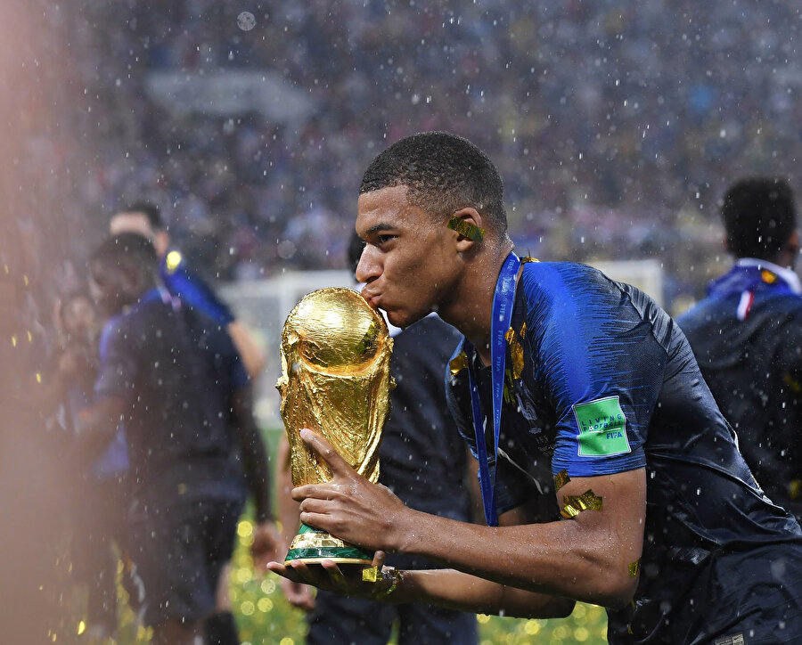 Son dünya şampiyonu Fransa milli takımının yıldız oyuncularından Kylian Mbappé ve kupa.