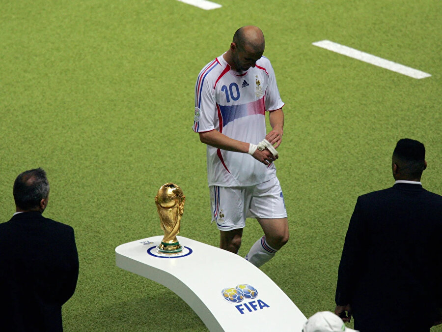 2006 FIFA Dünya Kupası Finali’nde Marco Materazzi’ye kafa atması sonucu kırmızı kartla oyun dışı kalan Zinédine Zidane, kupanın yanından geçerek sahayı terk ediyor.
