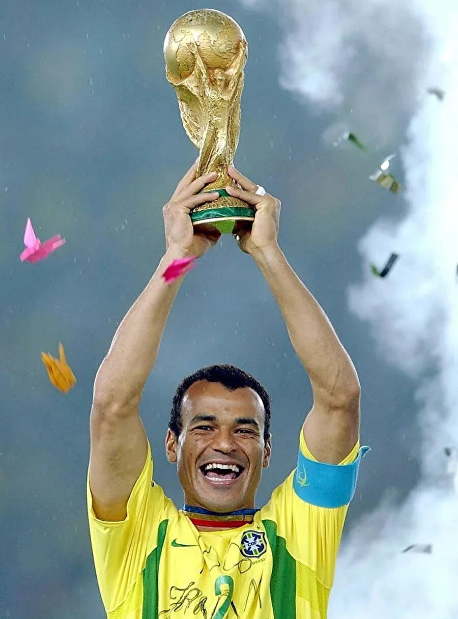 Kupa, 2002 FIFA Dünya Kupası galibi Brezilya’nın kaptanı Cafu’nun ellerinde yükseliyor.