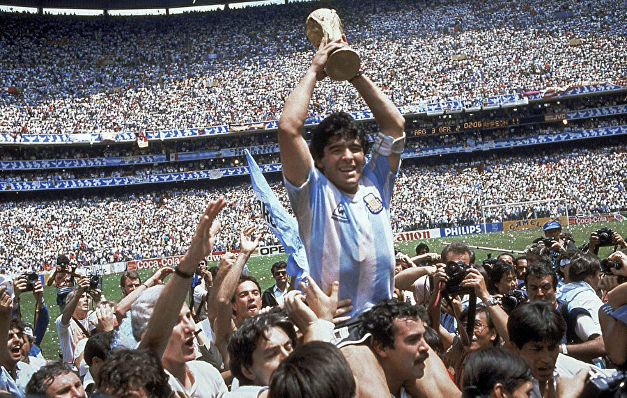 Kupa, 1986 FIFA Dünya Kupası galibi Maradona’nın ellerinde.