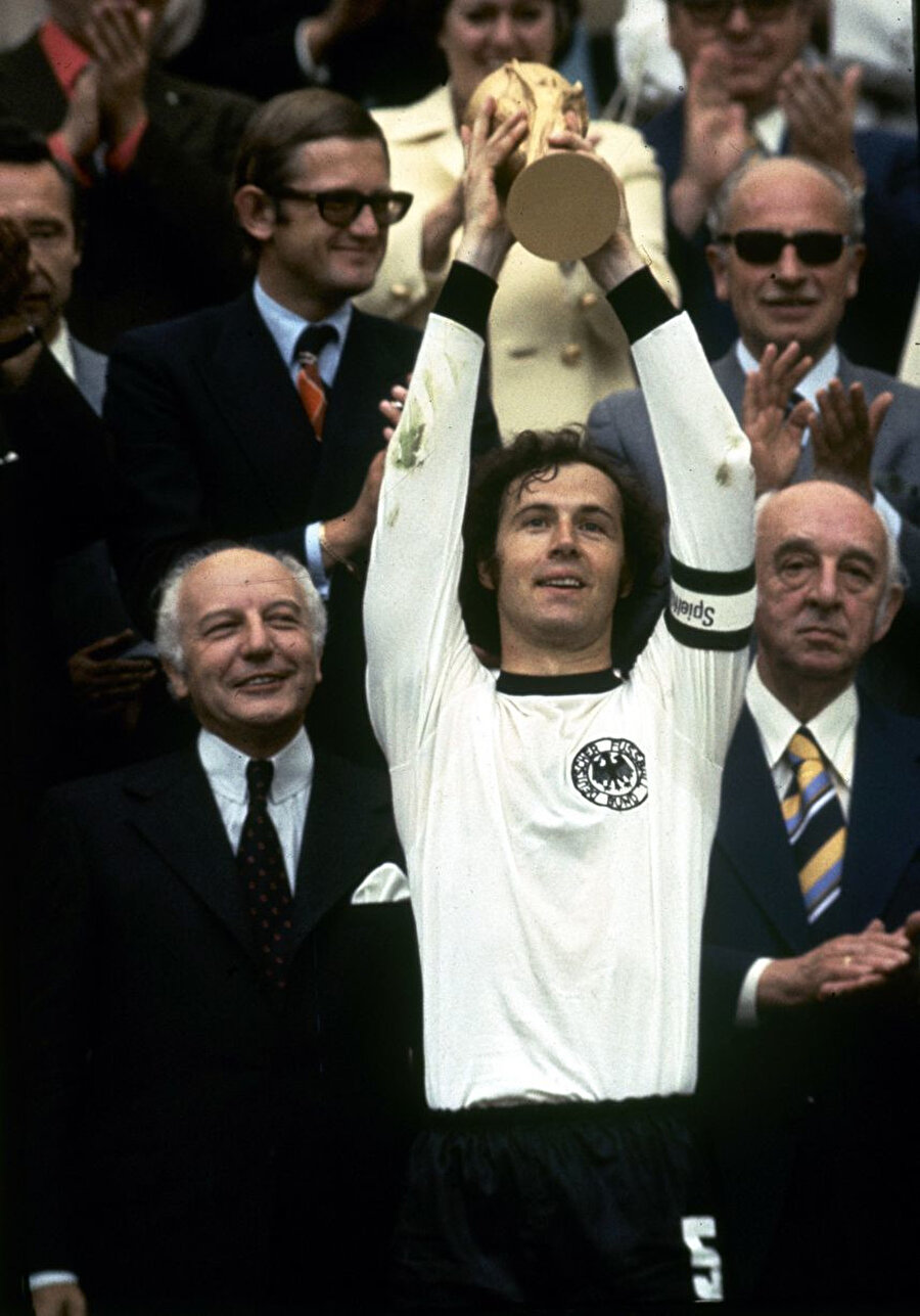 1974 FIFA Dünya Kupası’nı kazanan Batı Almanya’nın kaptanı Franz Beckenbauer yeni kupayı ilk kaldıran kişi oluyor.