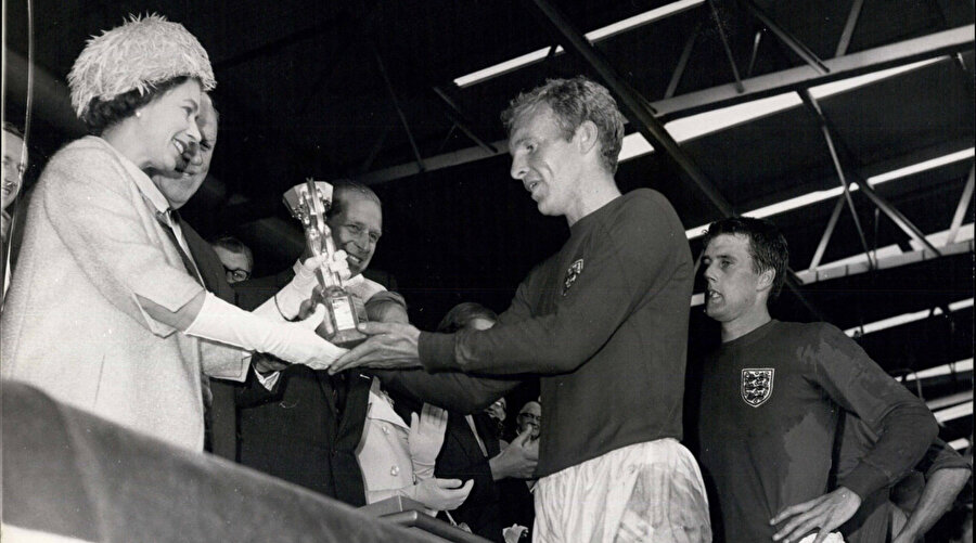 İngiltere kaptanı Bobby Moore, kupayı II. Elizabeth’ten alıyor. 