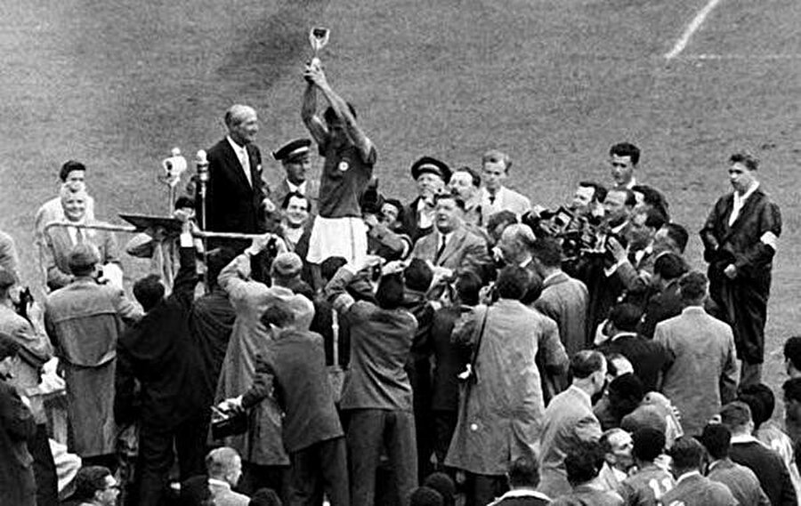 Hilderaldo Bellini, FIFA 1954 Dünya Kupası sonrası kupayı kaldırıyor.