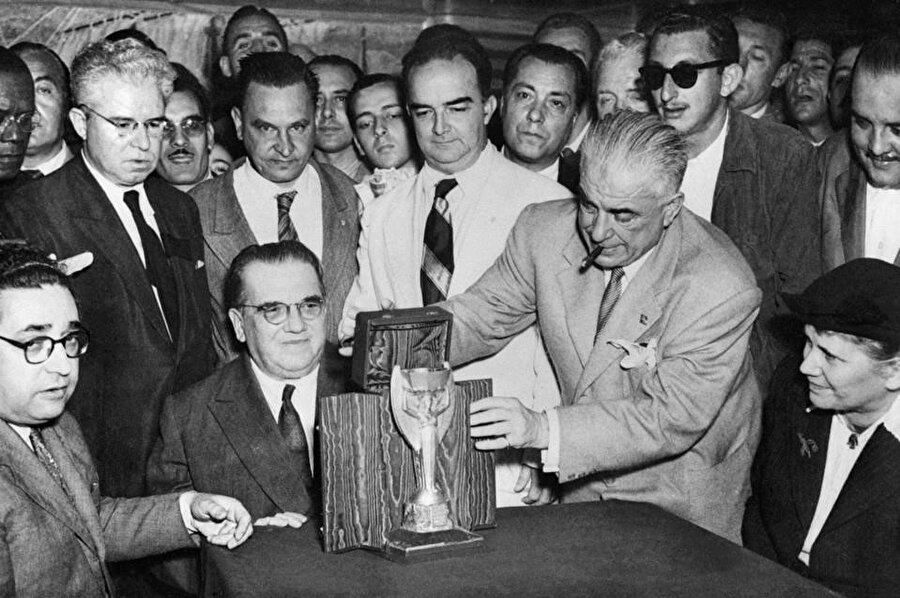 1950 FIFA Dünya Kupası öncesi, İtalyan yetkililer Brezilyalı mevkidaşlarına kupayı gösteriyor.