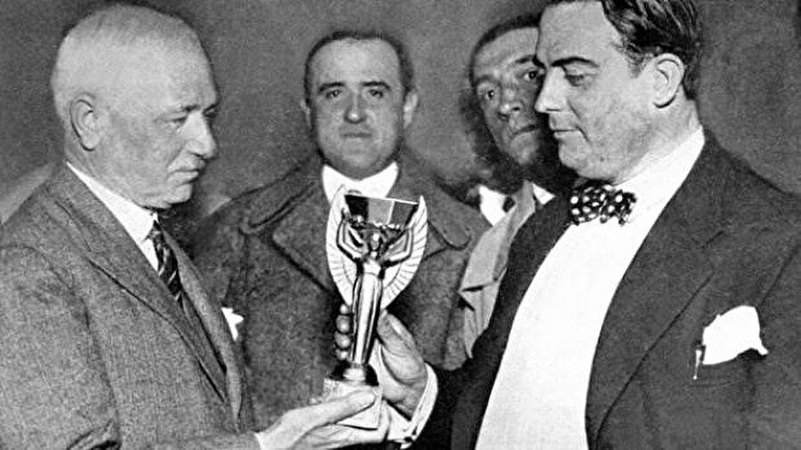 Jules Rimet (solda), 1930 Dünya Kupası başlamadan önce Uruguay futbol federasyonu başkanı Dr. Raul Jude'yle birlikte.