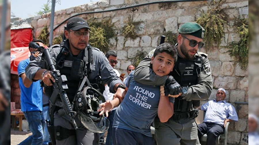 Bu yılın başından beri gözaltına alınan çocuklardan 160'ının serbest bırakılmadığına dikkat çekilen açıklamada, bu çocuklar arasında İsrail güçlerinin ateş açtığı yaralı çocukların da olduğuna işaret edildi.