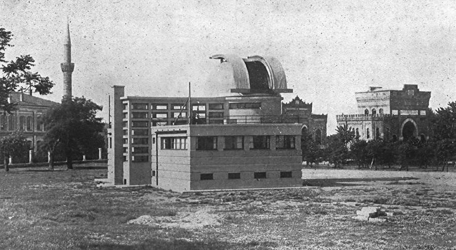 Yapının üniversite içindeki yeri (giriş kapısı sağda), Kaynak: Arkitekt dergisi.