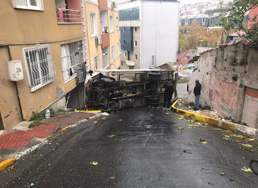Beyoğlu'nda yokuştan kayan kamyonet binaya çarptıktan sonra devrildi
