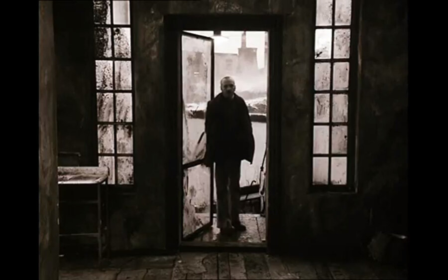 Andrei Tarkovsky’nin 1979 tarihli bilim-kurgu filmi Stalker sinemaseverler arasında en fazla saygı ve hayranlık duyulan, en çok izlenen ve en çok yorumlanan filmlerinden olagelmiştir.