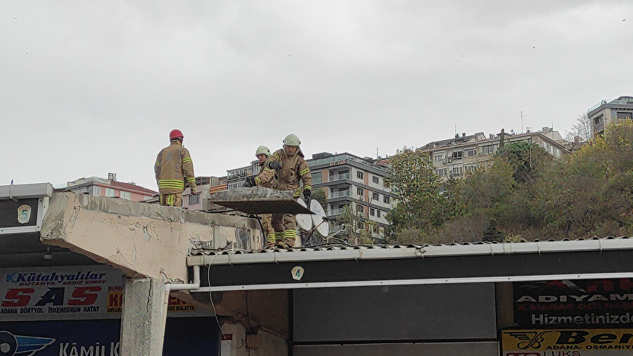 Kuvvetli rüzgar Harem Otogarı'nın çatısının bir kısmını yerinden söktü