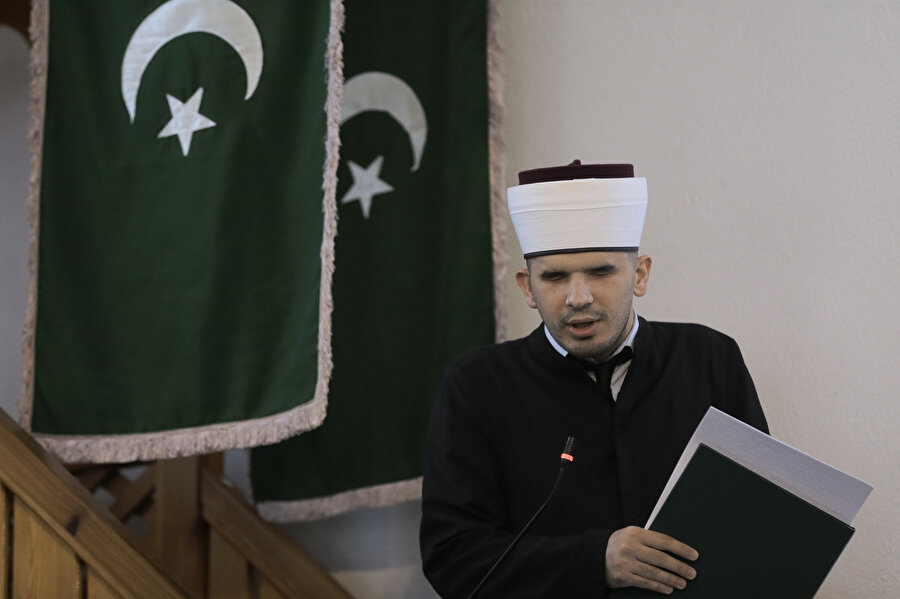 Delic, eğitim hayatının büyük bir kısmının birilerinin kendisine okuduğu notları ezberleme yöntemiyle ilerlediğini belirtti.