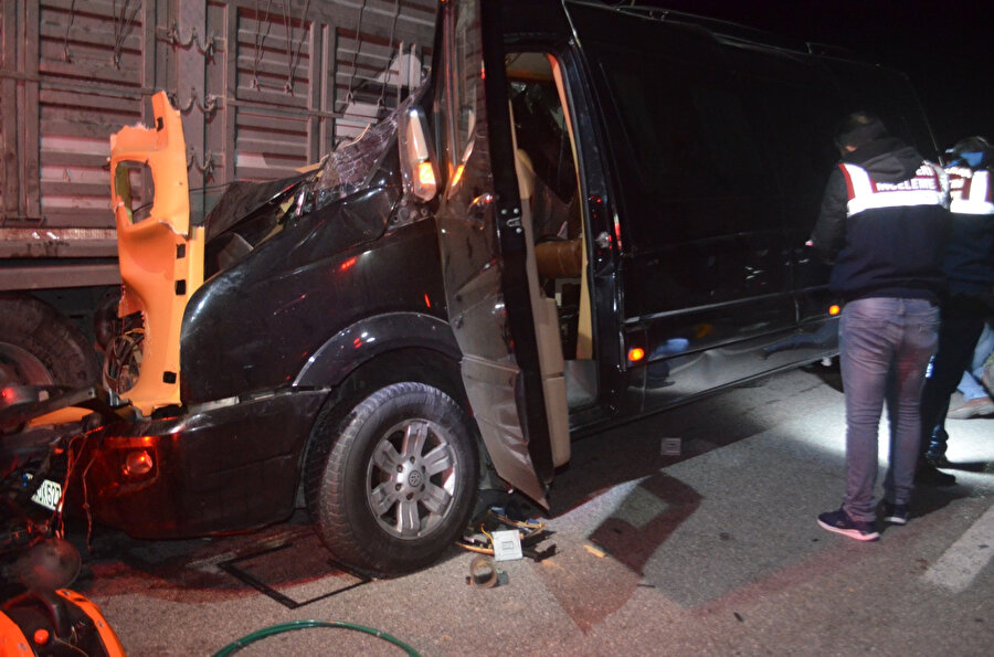 Tiyatro ekibini taşıyan minibüs TIR'a çarptı: Üç ölü, 8 yaralı